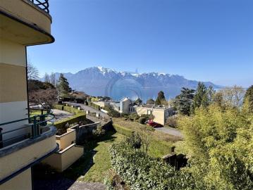 GERADE GEBAUTES 4,5 ZIMMIGES APPARTEMENT MIT BÜRO UND SEEBLICK