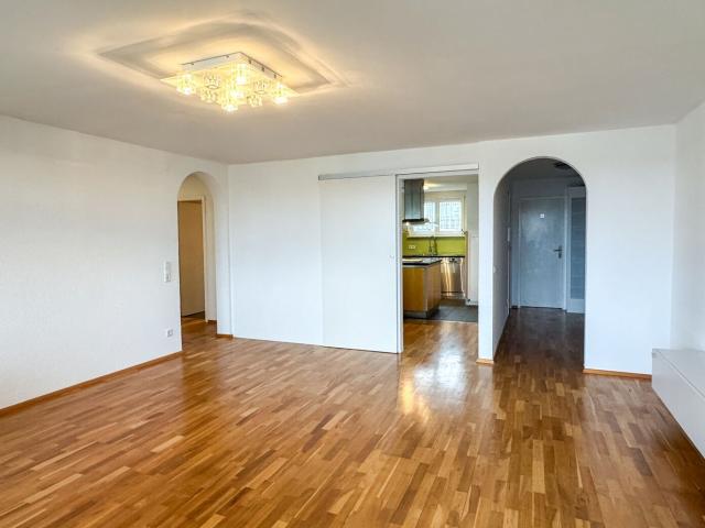 Familienfreundliche 4,5 Zimmer Wohnung mit Großzügigem Balkon & Tiefgarage