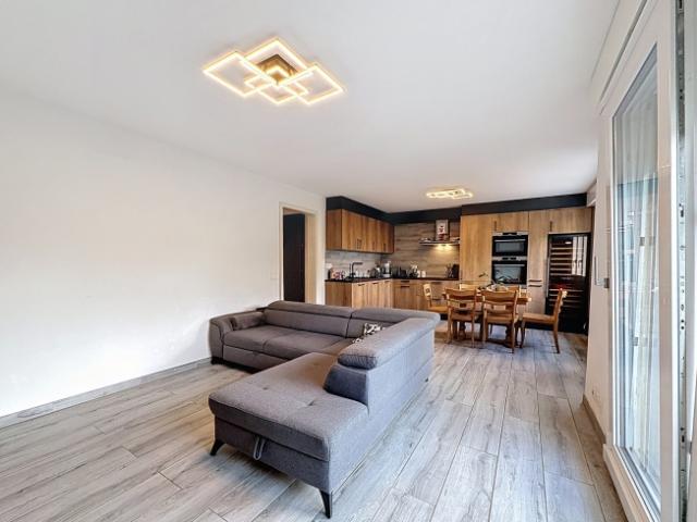 Geräumige 4,5 Zimmer Wohnung renoviert mit Balkon und Bergsicht