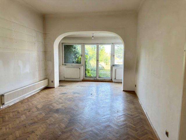Geräumige 4 Zimmer Altbauwohnung mit großzügiger Terrasse