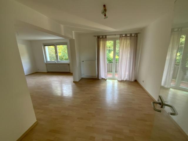 Geräumige 4 Zimmer Wohnung mit Balkon, Garage und viel Tageslicht am Waldrand!
