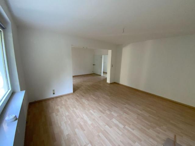 Geräumige 4 Zimmer Wohnung mit Balkon, Garage und viel Tageslicht am Waldrand!