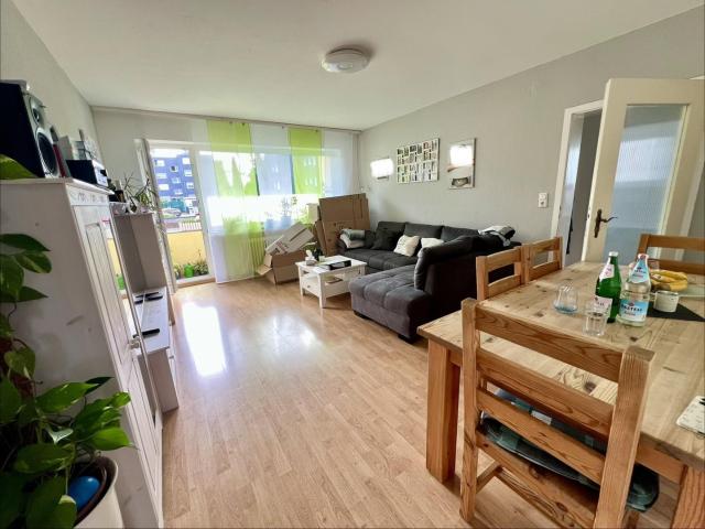 Geräumige 4 Zimmer Wohnung mit Balkon in gepflegtem Mehrfamilienhaus