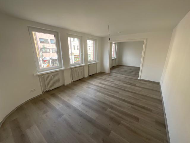 Geräumige 4 Zimmer Wohnung mit Balkon!
