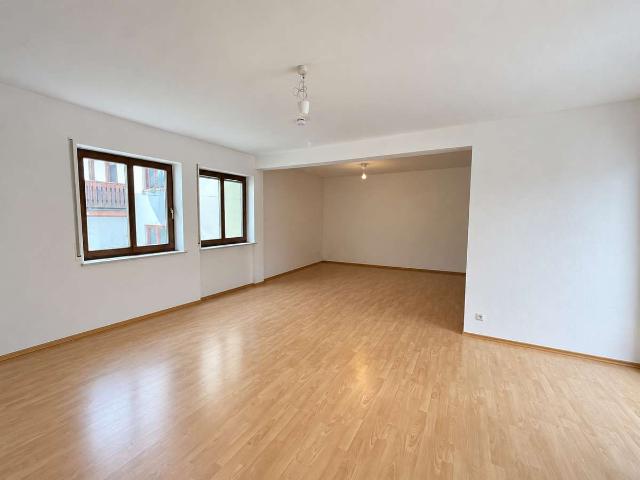 Geräumige 4 Zimmer Wohnung mit Balkon