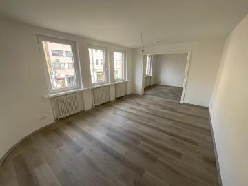 Geräumige 4 Zimmer Wohnung mit Balkon!