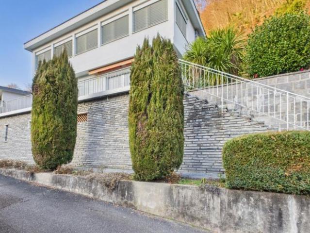 Geräumige 5.5 Zimmer Villa mit grossem Garten und freiem Blick in Caslano