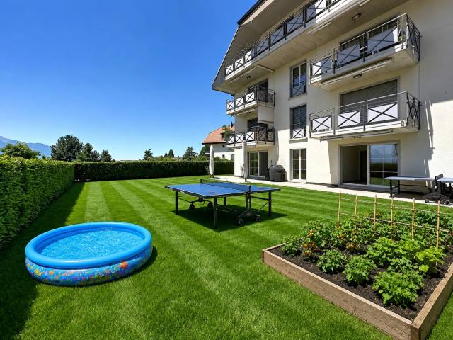 Geräumige 5,5 Zimmer Wohnung mit Terrasse und großem Garten