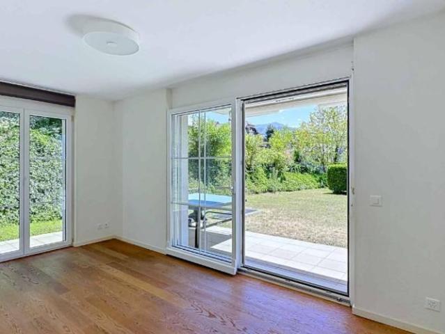 Geräumige 5.5 Zimmer Wohnung mit Terrasse und grossem Garten