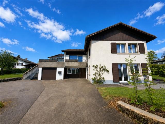 Geräumige 5,5 Zimmer Wohnung mit Garten