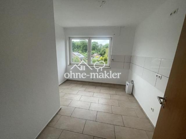 Geräumige 5 Zimmer Wohnung mit Balkon im 2. OG