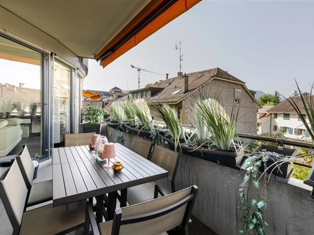 Geräumige 5 Zimmer Wohnung mit Terrasse und geschlossener Box in Chêne Bougeries