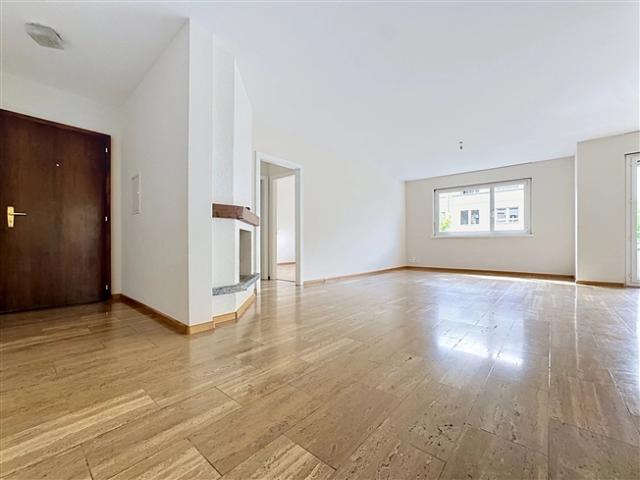 Geräumige 6,5 Zimmer Wohnung mit Balkon und wunderschönem Licht in Sion