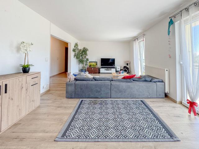 Geräumige 6.5 Zimmer Stockwerkwohnung mit Balkon Blick auf die Alpen
