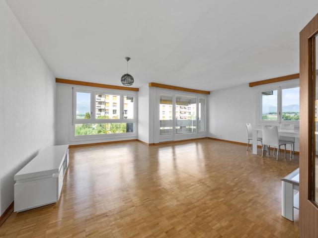 Geräumige 6 Zimmer Wohnung mit Panoramablick auf den Jura