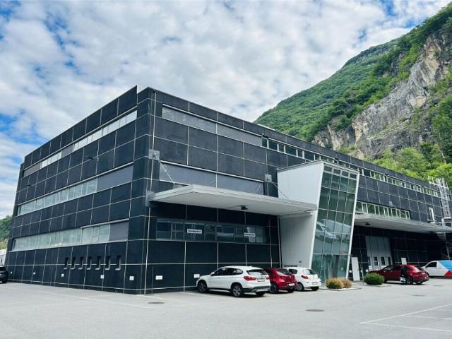 In vendita: Ampio spazio commerciale al centro CAST CASTIONE