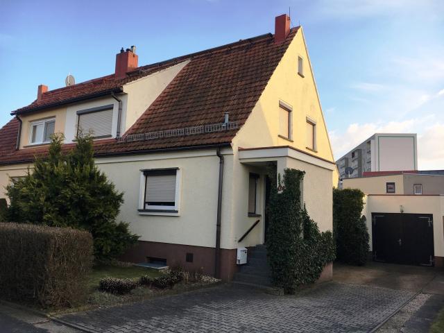 Geräumige Doppelhaushälfte EW 65 B mit Garage und kleinem Garten