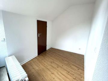 Geräumige Dachgeschoss Wohnung mit Loggia und Garage in ruhiger Anliegerstraße!