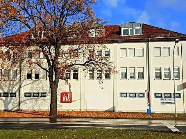 Geräumige Dachgeschosswohnung mit Laminatboden, halboffener Küche und Bad mit Badewanne