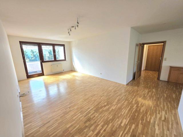 Geräumige Familienwohnung mit Balkon und TG Nähe Schulzentrum!