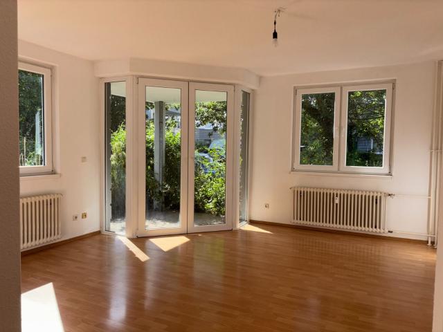 Geräumige Familienwohnung mit kleinem Gartenanteil wartet auf Sie!