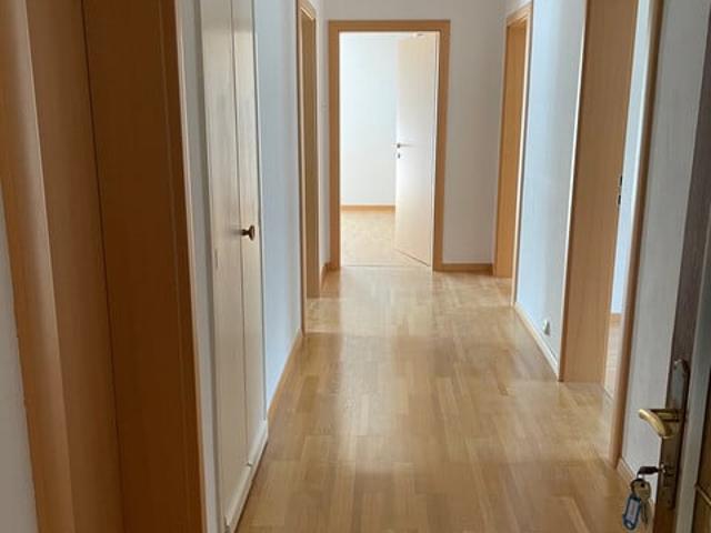 geräumige, helle 4 Zimmer Wohnung mit separater Küche, Balkon, großes Bad