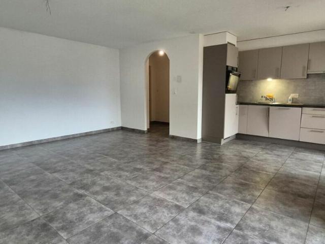 Geräumige helle Wohnung mit 2,5 Zimmern, zwei Parkplätzen und einer Loggia