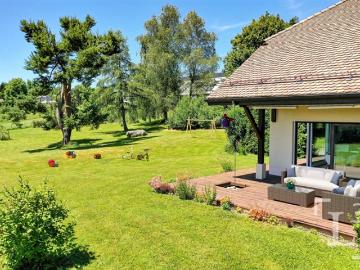 Geräumige Immobilie mit grossem Garten und Blick auf die Alpen