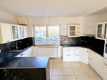 Sonnige, sehr große 4 Zimmer Wohnung zwei Bäder, große Küche im Zentrum von Laxenburg