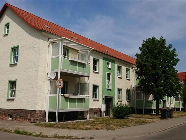 Geräumige renovierte 2 Raum Wohnung im EG mit Balkon