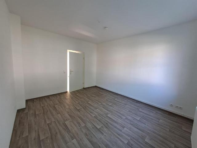 Geräumige renovierte 2 Raum Wohnung im EG mit Balkon
