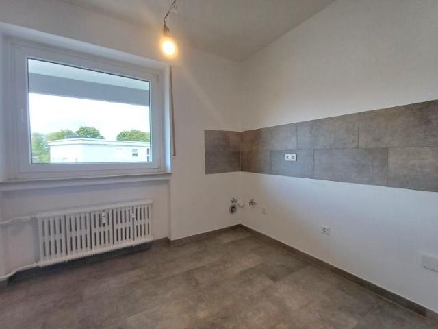Preistipp! Kernsanierte 3 Zimmer Wohnung mit Balkon