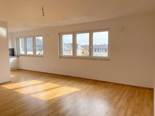 Geräumige Wohnung im 6.OG mit Loggia, hochwertiger Einbauküche, Parkett und Badewanne + Dusche + GWC