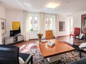 For rent: Spacious apartment in Hohenzollernstraße
