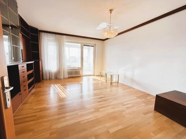 Geräumige Wohnung mit neuer Einbauküche und großer verglaster Loggia!