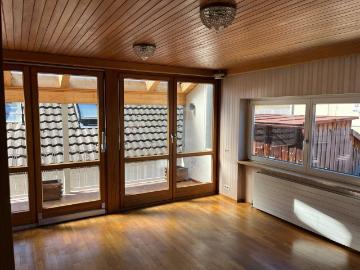 Geräumige Wohnung mit Parkplatz und Balkon in Top Lage und Seenähe!