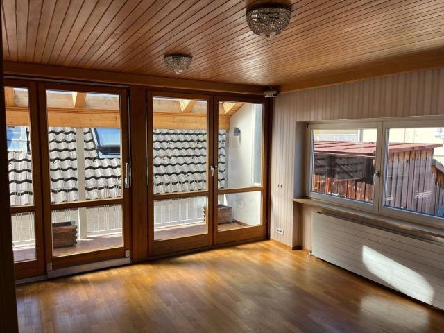 Geräumige Wohnung mit Parkplatz und Balkon in Top Lage und Seenähe!