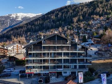 Geräumige Wohnung mit Renovierungspotenzial 100m von den Aufzügen entfernt