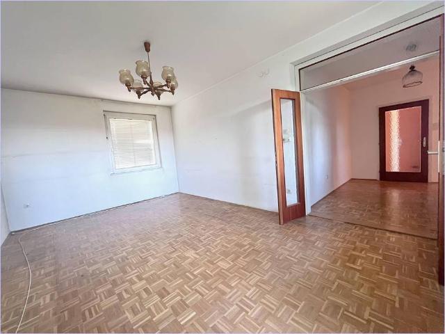 Geräumige Wohnung mit Wohnzimmer, Balkon, 2 SZ, Küche, Bad, WC, Parkplatz, zentrumsnah und ruhig