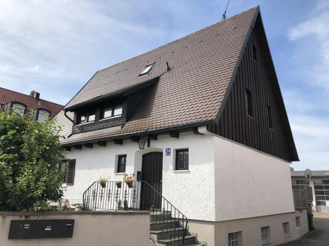 Geräumige und helle Altbauwohnung mit Dachterrasse in bester Karlsfelder Lage