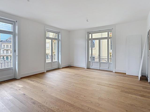 Geräumige und helle, komplett renovierte 4,5 Zimmer Wohnung im Stadtzentrum