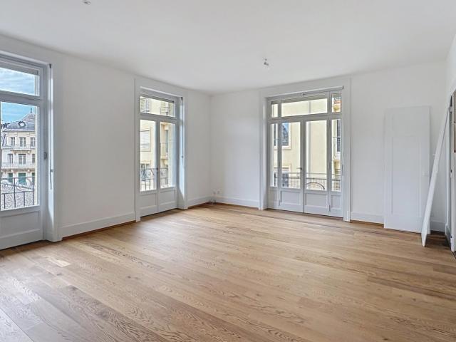 Geräumige und helle, komplett renovierte 4,5 Zimmer Wohnung im Stadtzentrum