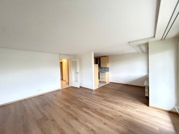 Geräumige und helle Wohnung mit Balkon und Einstellplatz