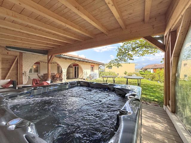 Geräumige Villa in ruhiger Lage, Terrasse und Whirlpool