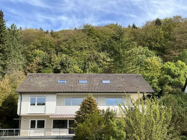 Geräumige Villa mit Einliegerwohnung in Panoramawohnlage mit großer Terrasse/ Loggia