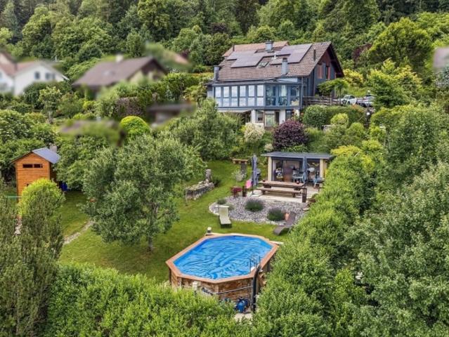 Geräumige Villa mit Panoramablick und eigenständigen Räumen