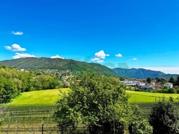Grosse Villa mit Swimmingpool und herrlicher Sicht auf die Weinberge
