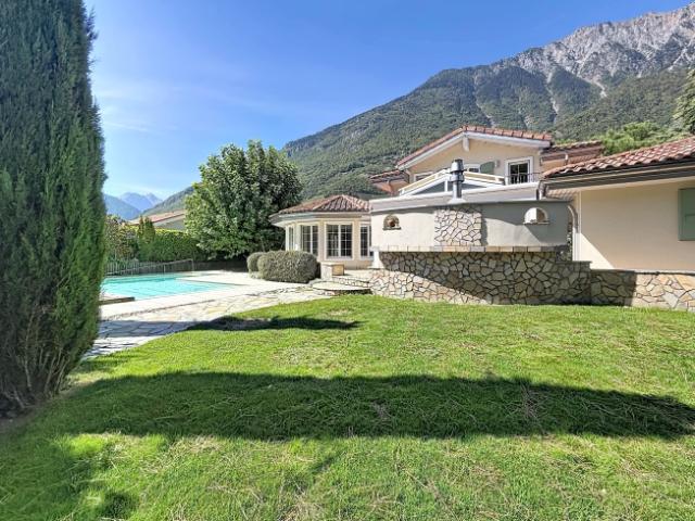 Geräumige Villa mit 5,5 Zimmern und Pool und Garten
