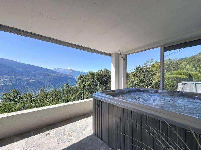 Geräumige Villa, Panoramablick und Whirlpool