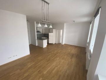 Geräumige, zentral gelegene, helle 2 Zimmer Wohnung mit möblierter Küche in Ried